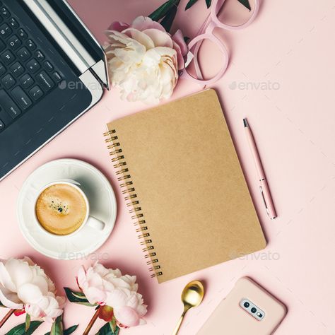 Office Flatlay, Home Office Table Desk, Desk Photography, Desk Flatlay, Stationery Photography, Stock Photography Ideas, Comunity Manager, Feminine Accessories, Purple Desk