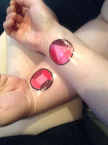 Garnet couples tattoo Steven Universe Tattoo, Bestie Tats, Nerdy Tattoos, Gem Tattoo, Universe Tattoo, Awesome Tattoos, Garnet Gem, Tattoos Designs, We Did It