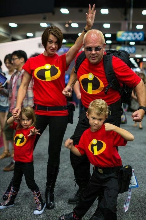 Easy Superhero Costumes, Disney Family Costumes, Incredibles Costume, Office Halloween Costumes, Super Hero Day, Comic Con Outfits, Quick Costumes, Comic Con Costumes, Family Cosplay