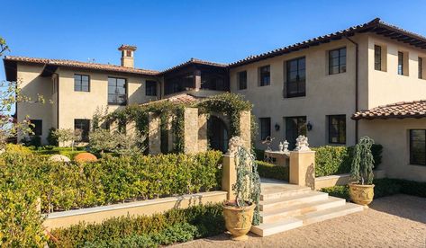 This sprawling Italianate home in Malibu, California was designed by Paul Brant Williger Architect to be reminiscent of a Tuscan farmhouse. Architecture Shapes, Tuscan Architecture, Modern Tuscan, Tuscan Farmhouse, Tuscan Decor, Malibu Home, Ocean Front Property, Mediterranean Architecture, Tuscan Design