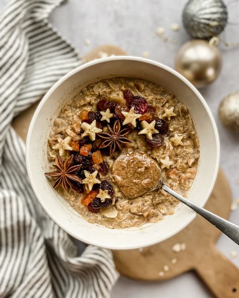 Christmas Breakfast Photography, Festive Food Photography, Simple Food Photography Ideas, Porridge Flavours, Christmas Oatmeal, Christmas Porridge, Christmas Food Photography, Porridge Bowl, Figgy Pudding