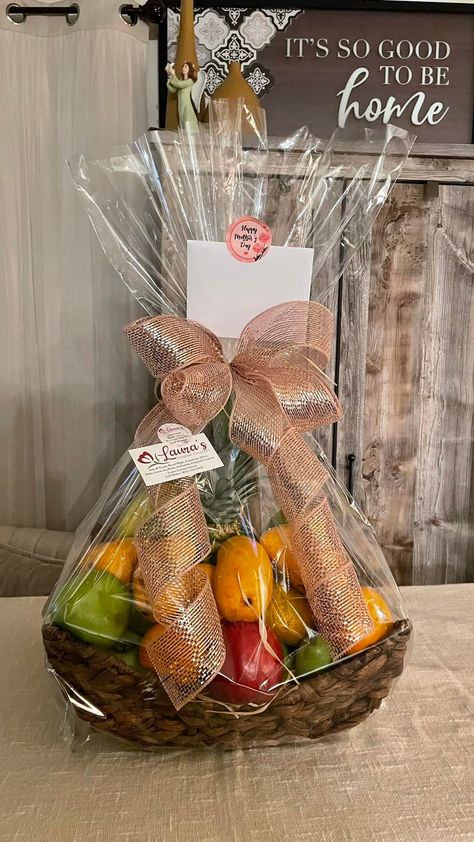 🌷🌸🌺Mother’s Day Fruit Gift... - Laura’s Original Creations Fruit Tray Gift Ideas, Gift Fruit Basket Ideas, Small Fruit Basket Ideas Gift, Fruit Hampers Baskets Gift Ideas, Fruit Gift Basket Ideas, Fruit Basket Ideas Gift, Fruit Hampers, Fruit Platters, Christmas Gift Hampers