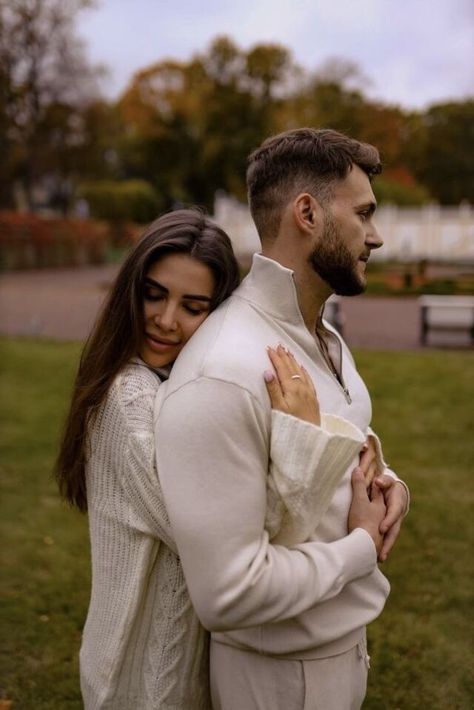 Autumn Couple Photoshoot Photo Ideas, Engagement Photo Shoot Poses, Couples Candid Photography, Proposal Photoshoot, Couple Engagement Pictures, Wedding Photoshoot Poses, Romantic Photoshoot, Pre Wedding Poses, Engagement Photos Fall