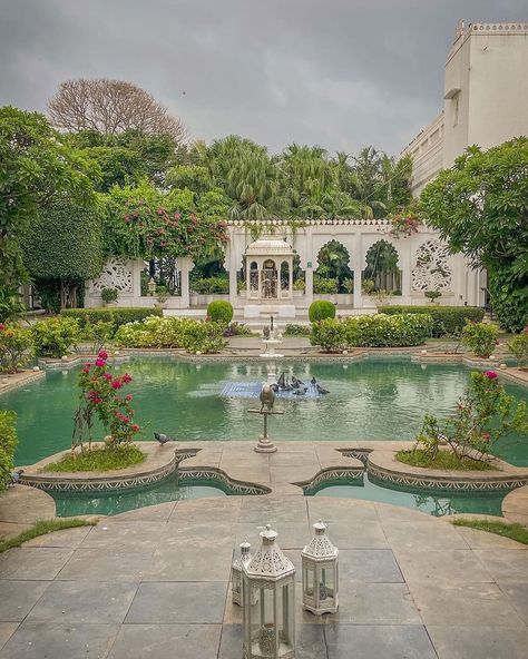 Palace Wedding Indian, Taj Lake Palace Udaipur, Lake Palace Udaipur, Taj Lake Palace, Jaipur Wedding, Indian Garden, Courtyard Wedding, India Architecture, Roses Book