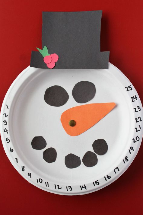 Are your kids constantly asking you how many more days until Christmas? Make this fun Christmas craft so your kids will always know how many days until Santa arrives. This Snowman Countdown Calendar is perfect for little hands to help make. Mom, how many more days until Christmas? Um, Halloween was yesterday. I have no … Christmas Countdown Crafts, Countdown Christmas, December Crafts, Preschool Christmas Crafts, Christmas Countdown Calendar, Christmas Crafts For Kids To Make, Christmas Arts And Crafts, Craft Christmas, Fun Christmas Crafts