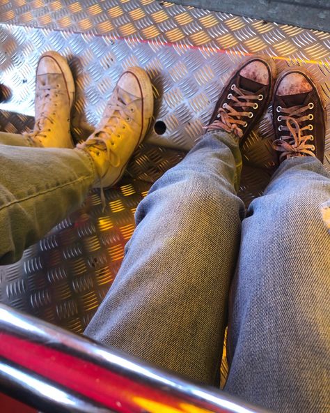 fair ride carnival aesthetic theme park ride shoes distressed converse teenage duo aesthetic photo ideas Kings Dominion Aesthetic, Theme Park Photo Ideas, Themepark Aesthetic, Summer Fair Aesthetic, Theme Park Date, Aesthetic Theme Park, Distressed Converse, Theme Park Aesthetic, Friendship Aesthetics