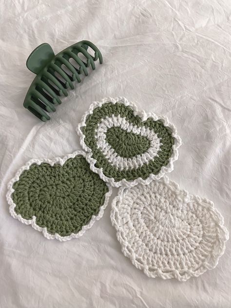 Heart Coaster Crochet Pattern, Crochet Projects With Acrylic Yarn, Crochet White Yarn, Fast Crochet Ideas, Acrylic Yarn Crochet Projects, Cute Crochet Coasters, Cotton Yarn Crochet Projects, Crocheting Cardigan, Vivi Crochet