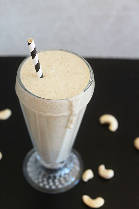 Vegan Vanilla Cashew Shake - More than 10 grams of plant-based protein (no powders!), and tastes just like a vanilla milkshake! Protein Rich Smoothies, High Protein Vegan Breakfast, Smoothies Vegan, Vegan Recipes Beginner, Vanilla Milkshake, Vegan Drinks, Vegetarian Breakfast Recipes, High Protein Vegan, Milkshake Recipes