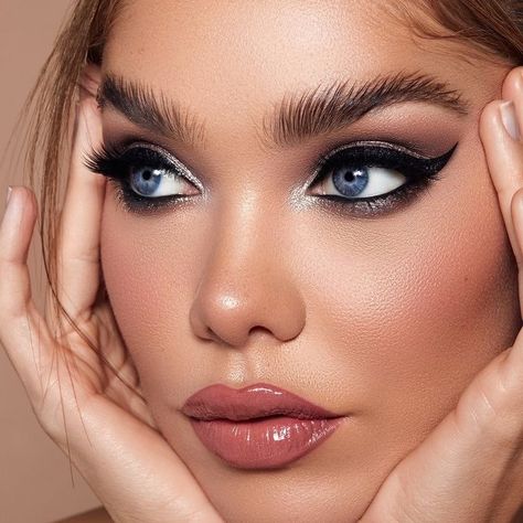 Fashion & Beauty Faces Female, Natural Eyeliner, Pretty Makeup Looks, Matte Blush, Eyeshadow Base, Evening Makeup, How To Apply Eyeshadow, Top Makeup Products, Natural Glam