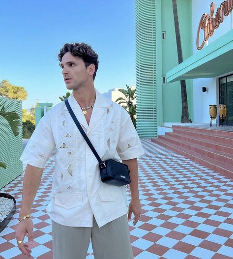 Mens Crossbody Bag Outfit, Old Money Man Aesthetic, Aesthetic Picture Poses, Bali Ootd, Guys Poses, Europe Fits, Fake St, Crossbody Bag Outfit, Money Men