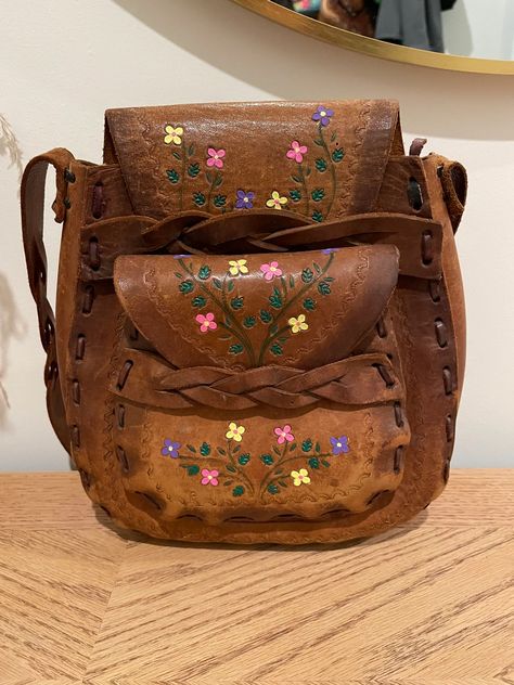 #Coachella #70spurse #tooledfloralpurse #bohohippiebag #Mexicanleatherbag #Mexicanpurse #hippievintagepurse #boholeather purse #tooledleatherpurse #hippieleatherpurse #Coachellabag #woodstock #vintagehippie Mexican Purse, Hippie 70s, Leather Floral, Vintage Mexican, Leather Tooling, Boho Hippie, Vintage Boho, Hippie Boho, Shoulder Bags