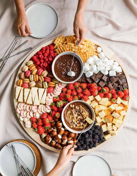 Pyjamas Party, Chocolate Pairings, Dessert Platter, Dessert Aux Fruits, Charcuterie Inspiration, Party Food Platters, Charcuterie Recipes, Feeding A Crowd, Food Platters