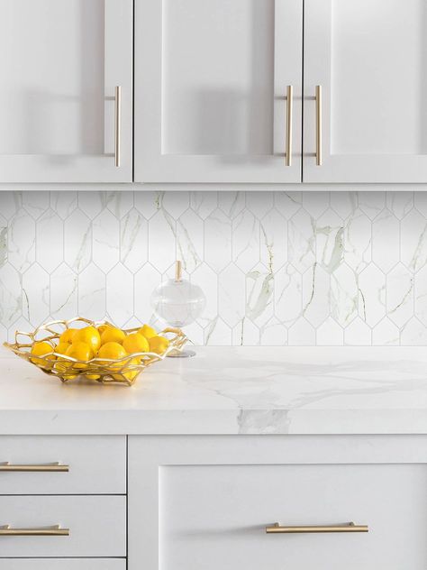 White Quartz Countertop Gray Cabinet Glass Calacatta Gold Mosaic Backsplash Tile BA6702 Modern Backsplash Tile, Kitchen Backslash, Modern Kitchen Tiles, White Tile Kitchen Backsplash, Kitchen Design Countertops, Modern Backsplash, Tile For Kitchen, White Kitchen Backsplash, White Tile Backsplash