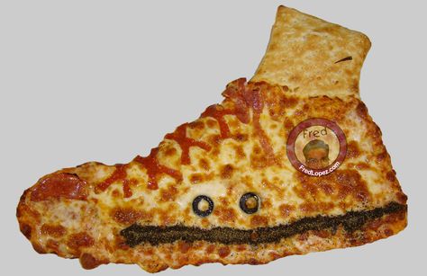 real shoe shaped pizza Pizza Shoes, Cool Pizza, Shaped Pizza, Pizza Shapes, Pizza Pie, Good Pizza, A Pizza, Pepperoni Pizza, You've Been