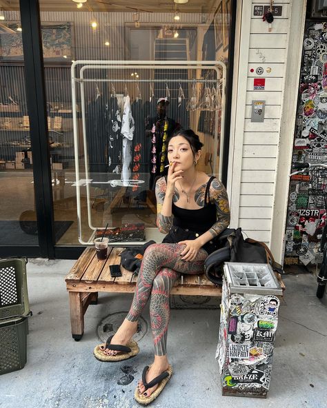 Women’s Japanese Tattoo, Yakuza Women Tattoo, Tatted Mom Aesthetic, Classy Tattooed Women, Asian Girl Tattoo, Asian Tattoos For Women, Tattoo Artist Outfit, Tomboy Tattoo, Alternative Women