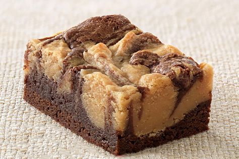 Dot brownies with decadent dollops and you get Peanut Butter Cheesecake Brownies. These Peanut Butter Cheesecake Brownies look like swirls of sweetness. Peanut Butter Cheesecake Brownies, Chocolate Cheesecake Bars, Spritz Cookie, Simple Baking Recipes, Cheesecake Brownies Recipe, Chocolate Peanut Butter Brownies, Meal Service, Chocolate Peanut Butter Cheesecake, Bakers Chocolate