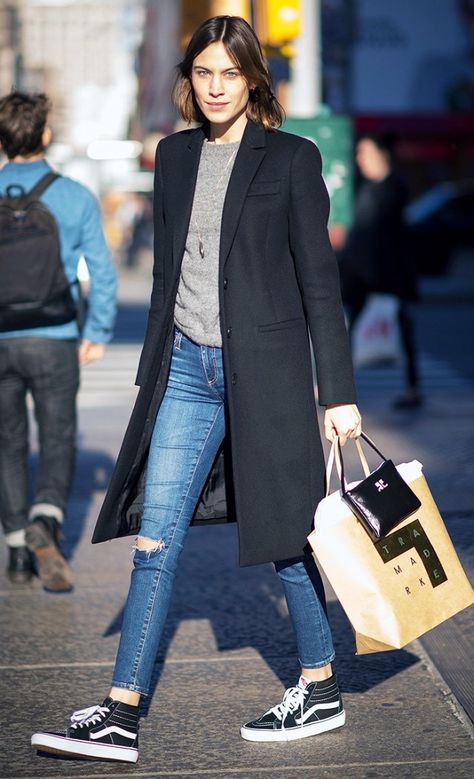 Alexa Chung wears a gray sweater, long black coat, skinny jeans, and high-top Vans sneakers Comfortable Holiday Outfits, Celebrity Sneakers, Casual Chique Stijl, How To Wear Vans, Alexa Chung Style, High Tops Sneakers, Vans Outfit, Long Black Coat, Sneakers Looks