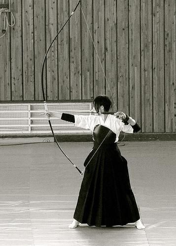 Kyudo Archery, Bow Reference, Yumi Bow, Woman Archer, Marshal Arts, Asian Inspiration, Martial Arts Women, Warrior Spirit, Aesthetic Japan