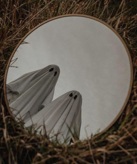 Halloween Shot Ideas, Netflix Horror, Photo Halloween, Wow Photo, Horror Series, Halloween Week, Sheet Ghost, Ghost Photography, Halloween Photography