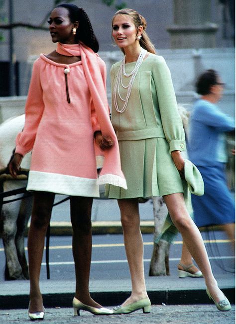 1969 Naomi Sims and Maud Adams, photo by William Helburn Naomi Sims, 70s Black Women, 60s Models, Maude Adams, Maud Adams, Late 60s Fashion, 1970s Fashion Women, Swinging 60s, Jean Patou