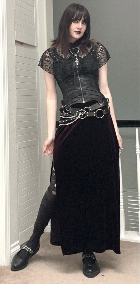 Black Aesthetic School, 90s Black Aesthetic, 90s Punk Outfits, 2000s Goth Fashion, 90s Goth Outfits, Early 2000s Goth, Outfit Inspo Grunge, Goth Ideas, Fairy Grunge Outfit