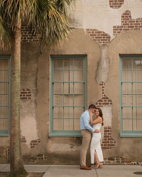 Downtown Charleston engagement session >>> You wouldn’t even know that it was SO busy and also it had been raining on and off all day but then the sun decided to come out for our session 👏🏼😍 #downtowncharlestonsc #charlestonphotographer #charlestonengagementsession #engagementphotos #charlestonweddingphotographer #downtownengagementphotos Downtown Charleston Sc, Charleston Engagement Photos, Charleston Wedding Photographer, Charleston Sc, Couples Photoshoot, Coming Out, Charleston, Engagement Session, Elopement