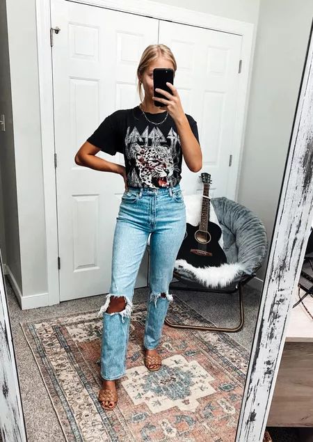 Spring Summer Outfits 2023 Work, Trendy Hairstylist Outfits Summer, Cute Comfy Edgy Outfits, 30 Year Old Nashville Outfit, Mom Jean Concert Outfit, Spring Tshirt Outfits, Comfy Bartending Outfits, Cute Zoo Outfits Spring, Casual Outfits Florida