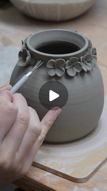 Vase Glaze Ideas, Ceramics Projects Ideas, Ceramic Ideas Projects, Pottery Vase Ideas, Clay Vase Ideas, Ceramic Vase Ideas, Clay Flower Vase, Floral Ceramics, Learn Pottery