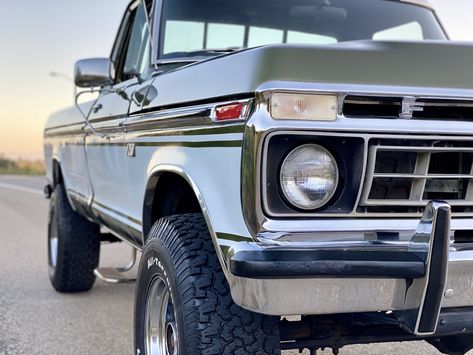 This is a beautiful well preserved original 1976 Ford F-250 4×4 Highboy. It’s powered by a… 1977 Ford Truck, 1972 Ford F100, Dodge 300, Winter Truck, Chevy Diesel Trucks, Future Vehicles, Black Truck, Truck Pictures, Custom Pickup Trucks