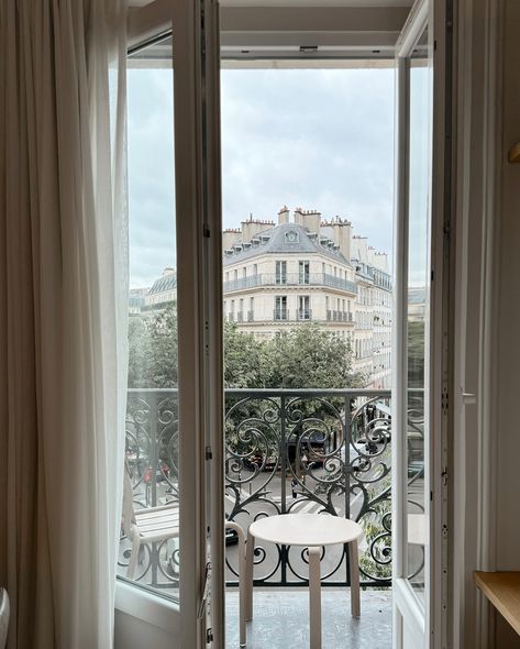 paris, I love you & I never want to come home🤍 Homes In Paris, Paris Penthouse, Paris Apartment Interiors, Penthouse Living Room, Apartment Paris, Paris Flat, Paris Rooftops, Paris Winter, Paris Home