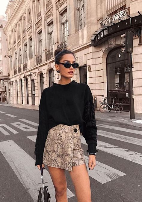 10 Outfit Pieces A City Girl Should Own Snake Skirt Outfit, Winter Mini Skirts, Winter Mode Outfits, Mini Skirt Outfit, Girls Winter Fashion, Mini Outfit, Simple Fall Outfits, Stylish Fall Outfits, Maxi Rok