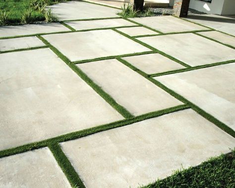 Backyard Grass Landscaping, Large Concrete Pavers, Modern Landscape Design Front Yard, Concrete Paver Patio, Cement Pavers, Design Per Patio, Outdoor Pavers, Pavers Backyard, Paver Designs