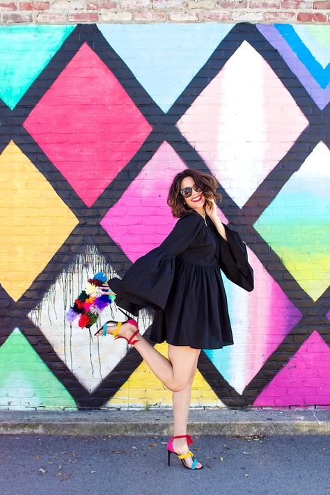 Colorful Walls, Colorful Photoshoot, Senior Photoshoot Poses, Grad Photoshoot, Branding Photoshoot Inspiration, Senior Pictures Poses, Outdoor Photoshoot, Fashion Photography Poses, Couple Photoshoot Poses