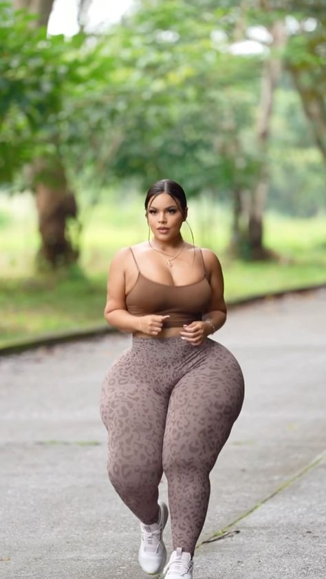 GRACIE BON | this is how confidence looks like💋🦓 | Instagram Plus Size Model Outfits, Gracie Bon, Cute Vacation Outfits, Big Women Fashion, Curvy Fashionista, Curvy Women Outfits, Hottie Women, Curvy Women Jeans, Curvy Jeans