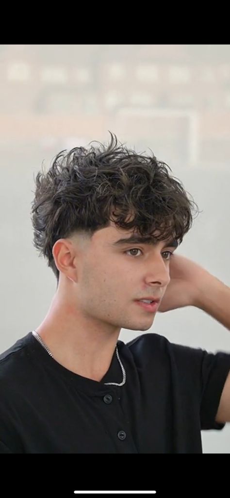 Cortes De Cabello Corto Hombre, Curly Quiff, Trending Hairstyles For Men, Round Face Men, Men Haircut Curly Hair, Quiff Hairstyles, Haircut Curly, Men Haircut, Corte De Cabelo Masculino