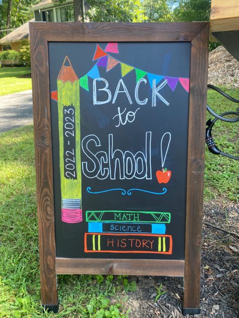 Welcome Back To School Blackboard, Back To School Whiteboard Art, Welcome Back Chalkboard Ideas, Back To School Whiteboard Ideas, Chalkboard Back To School, Chalk Art Back To School, Welcome Back To School Chalkboard Art, Back To School Chalkboard Ideas, Classroom Chalkboard Art