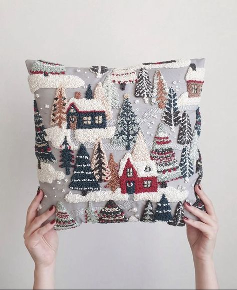 Christmas Punch, Mode Crochet, Punch Needle Patterns, Punch Needle Embroidery, Christmas Pillows, Christmas Cushions, Needle Punch, 자수 디자인, Christmas Trends