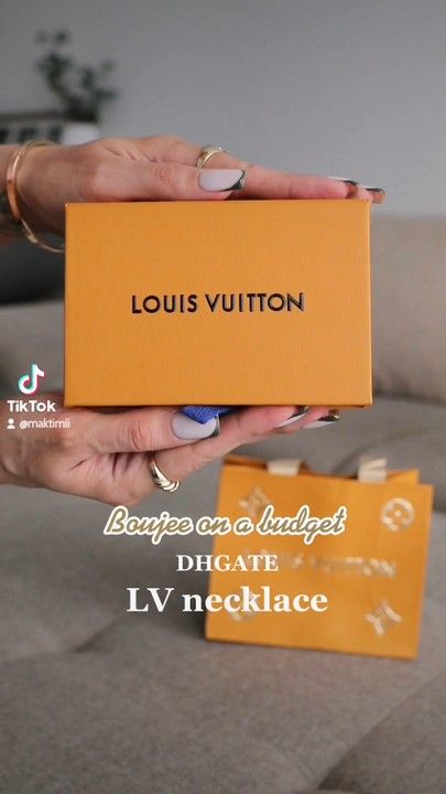 Girly College Outfits, Lv Necklace, Boujee On A Budget, Louis Vuitton Ring, Louis Vuitton Necklace, Minimalist Wardrobe, Gold Chain Necklace, Gold Fashion, Necklace Designs