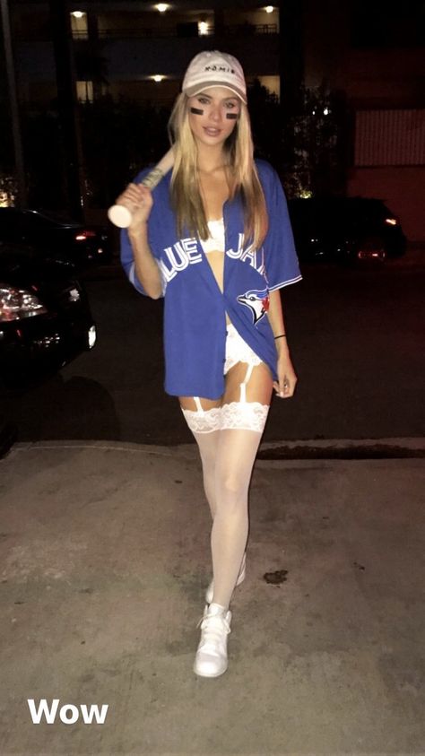 Baseball player Halloween costume Badass Halloween Costumes, Costumes College, Bff Halloween Costumes, Modele Fitness, Hot Halloween Outfits, Halloween Coustumes, Halloween Costumes College Girls, Holloween Costume, Trendy Halloween Costumes