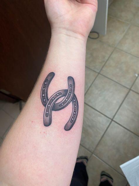 Double Horseshoe Tattoo, Tattoo Horseshoe, Tattoo Borboleta, Shoe Tattoo, Tattoo Planning, Father Daughter Tattoos, Horse Shoe Tattoo, Texas Tattoos, Western Tattoos