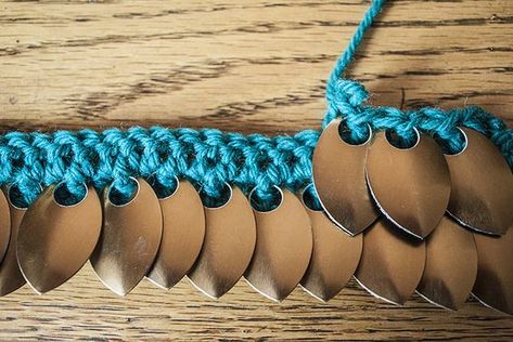 Crochet - how to crochet: Crochet Scale Maille Stitch Scale Maille, Chainmail Armor, Crochet Costumes, Cosplay Tutorial, Cosplay Diy, Creation Couture, Crochet Skirt, Yarn Projects, Crochet Techniques