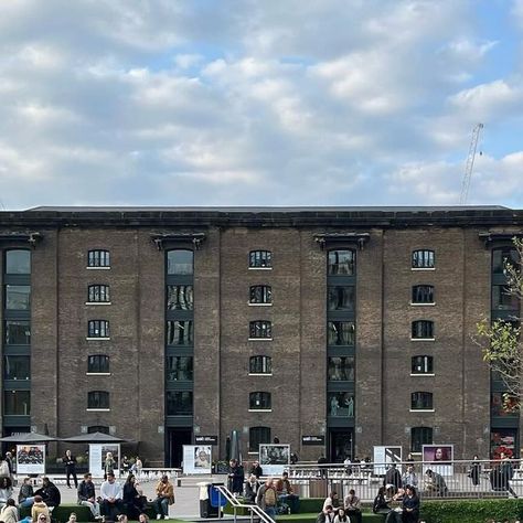 Zeynep on Instagram: "Central Saint Martins, UAL 📸

#graphicdesign #designstudent #artstudent #designgraduate #branddesigner" Central Saint Martins, Design School, Design Student, Saint Martin, Student Art, School Design, Branding Design, Graphic Design, On Instagram