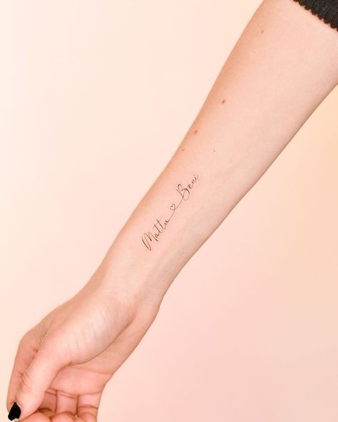 2 Name Tattoos For Women, Delicate Name Tattoos For Women, Fineline Name Tattoo, Child Name Tattoo Ideas, Tattoo Kids Names, Kids Birthday Tattoo, Kid Name Tattoo Ideas Mothers, Tattoo Nombres, Small Name Tattoo