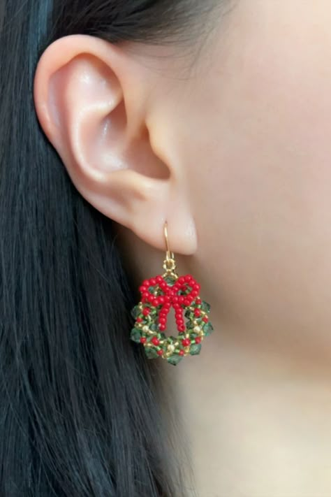 Diy Christmas Earrings, Christmas Jewelry Diy, Beaded Earrings Tutorials, Diy Jewelry Inspiration, Beaded Jewelry Tutorials, Jewelry Making Necklace, Beaded Earrings Patterns, Earring Tutorial, Jewelry Christmas