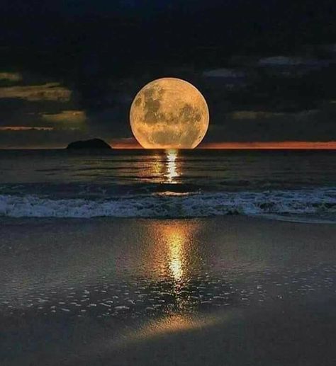 Super moon over Hilton Head, SC Cer Nocturn, Shoot The Moon, Moon Rising, Moon Pictures, The Full Moon, Beautiful Moon, Alam Yang Indah, Beautiful Sunset, Amazing Nature