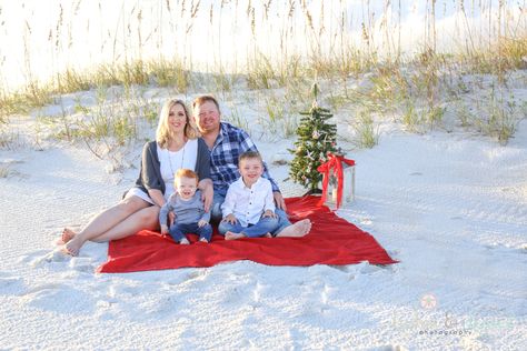 Christmas Pajama Beach Pictures, Florida Christmas Photoshoot, Holiday Beach Photos Christmas Cards, Christmas Photos On Beach, Christmas Beach Photoshoot Family, Christmas Pictures At The Beach, Florida Christmas Pictures, Beach Family Christmas Photos, Christmas In July Photoshoot