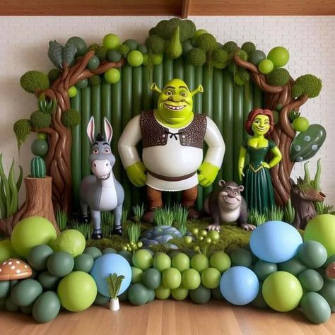 Shrek Photoshoot Ideas, Shrek Backdrop, Shrek Baby, Shrek Birthday, Deco Jungle, Simple Birthday Decorations, 21st Party, Diy Birthday Party, Balloon Backdrop