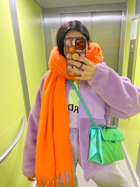 Colorful Winter Outfits 2023, Pop Color Aesthetic, Colorful Clothing Style, Winter Dopamine Dressing, Colourful Winter Fashion, Dopamine Dressing Winter, Dopamine Fashion Aesthetic, Colorful Fall Fashion, Fall Outfits Colorful