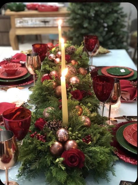 Diy Christmas Table Decor, Christmas Dining Table Decorations, Christmas Table Decor Ideas, Christmas Dinner Table Settings, Štědrý Den, Dining Table Decorations, Christmas Table Decorations Diy, Christmas Dining Table Decor, Diy Christmas Table