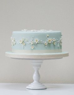 Light Baby Blue Cake with Delicate White Detail & Tiny Little White Flowers with hints of Pastel Yellow ~ So Pretty Glamour Cake, Beautiful Cake Pictures, Single Tier Cake, Cake With Flowers, London Cake, Blue Cakes, Simple Wedding Cake, Beautiful Cake, Cake Pictures